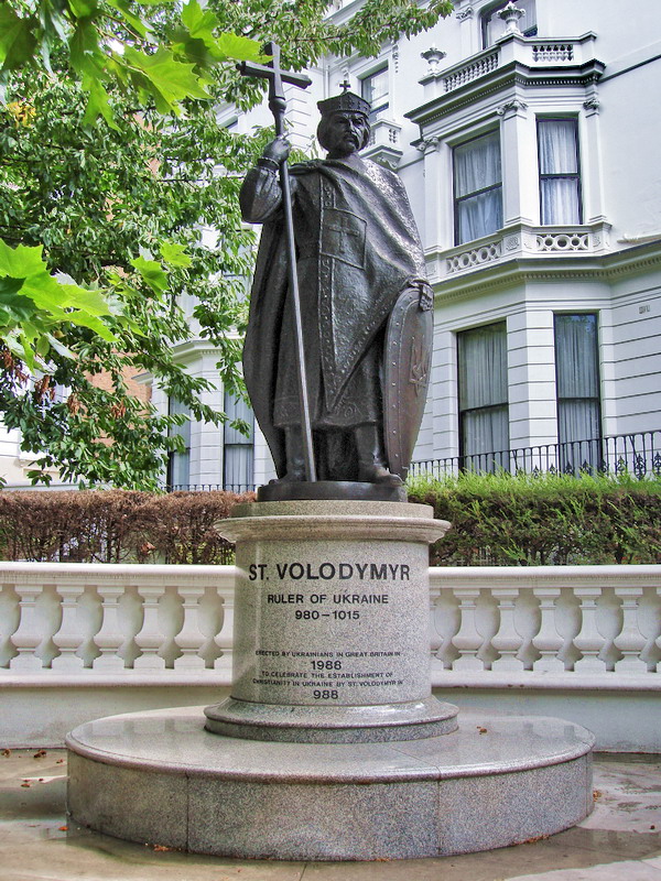 Пам’ятник князю Володимиру у Лондоні. Скульптор Л. Молодожанин. 1988. Бронза, граніт